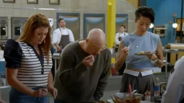 Pantalones plisados de tiro alto de sarga de lana Aritzia Bureau Pant usados por Kristen Kish como se ve en Top Chef (S21E09)