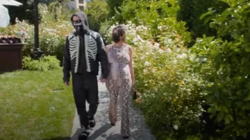 Mocassins Miu Miu en cuir brossé noir porté par Kourtney Kardashian comme on le voit dans The Kardashians (S05E01)