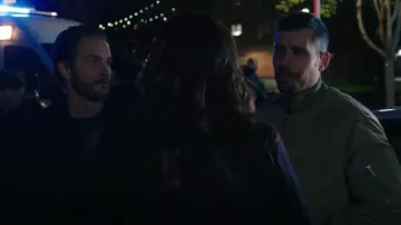 Bomber Rag & Bone Vert Militaire porté par le détective Joe Velasco (Octavio Pisano) tel qu’on le voit dans Law & Order : Special Victims Unit (S25E13)