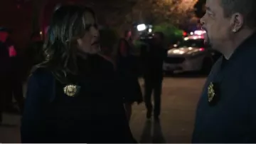 Trench-coat Burberry Kensington Heritage porté par la détective Olivia Benson (Mariska Hargitay) tel qu’on le voit dans Law & Order : Special Victims Unit (S25E13)