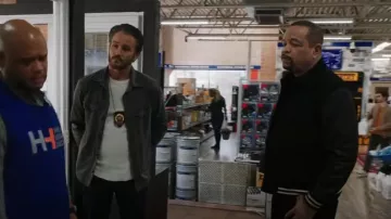 Veste 'Bomber' noire portée par le détective Odafin 'Fin' Tutuola (Ice-T) telle qu’elle est vue dans Law & Order : Special Victims Unit (S25E13)