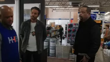Chaqueta negra de 'Bomber' usada por el detective Odafin 'Fin' Tutuola (Ice-T) como se ve en Law & Order: Special Victims Unit (S25E13)