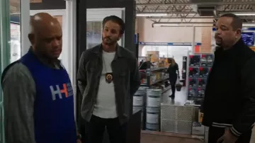 Veste chemise en jersey pour homme Faherty portée par le détective Terry Bruno (Kevin Kane) telle qu’on la voit dans Law & Order : Special Victims Unit (S25E13)