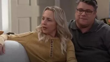 Free People Everest Henley usado por Becky Conner-Healy (Lecy Goranson) como se ve en The Conners (T06E12)