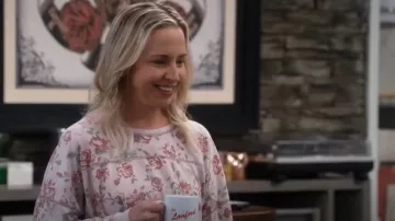 Suéter floral de Arizona Jean usado por Becky Conner-Healy (Lecy Goranson) como se ve en The Conners (T06E12)