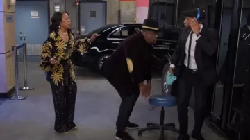 Cinq A Sept Amy Sequin Pants usado por Tina Butler (Tichina Arnold) como se ve en The Neighborhood (T06E10)