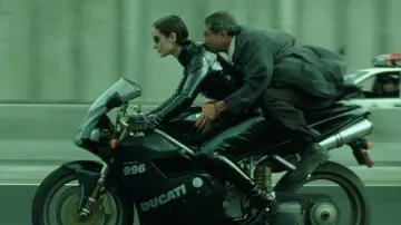 The Matrix Reloaded : bottes portées par Trinity (interprétée par Carrie-Anne Mos) au volant de sa moto