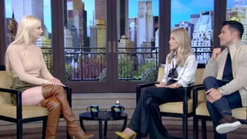 Chloe Pointelle Pull court à col rond en tricot porté par Anya Taylor-Joy comme on le voit dans LIVE with Kelly and Mark le 21 mai 2024