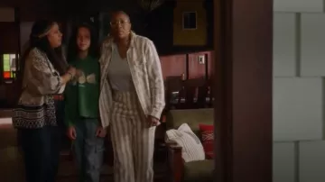 Blue Sky Inn Checked Boucle Jacket worn by Henrietta 'Hen' Wilson (Aisha Hinds) as seen in 9-1-1 (S07E09)