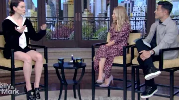 Mocasines de gabardina Nomasei Nomasei usados por Daisy Ridley como se vio en VIVO con Kelly y Mark el 21 de mayo de 2024