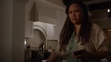 Blusa de seda orgánica con estampado floral de Zimmermann + Net Sustain August usada por Karen Wilson (Tracie Thoms) como se ve en 9-1-1 (S07E09)