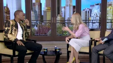 Chaqueta bomber Alexander McQueen Goil Foil usada por Jay Pharoah como se vio en VIVO con Kelly y Mark el 22 de mayo de 2024