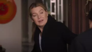 Cárdigan de lana Peplum de Alexander Mcqueen usado por Meredith Grey (Ellen Pompeo) como se ve en Anatomía de Grey (T20E09)