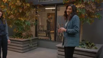 Blazer tissé à carreaux Maje Vislanda porté par Emily Price (Vella Lovell) tel qu’on le voit dans Animal Control (S02E07)