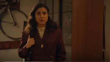 Trinchera Turnlock con detalles característicos usada por Emily Price (Vella Lovell) como se ve en Control de animales (S02E09)