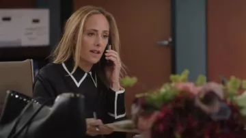 Camisa Reiss Murphy con ribete de seda en contraste usada por Teddy Altman (Kim Raver) como se ve en Grey's Anatomy (T20E09)