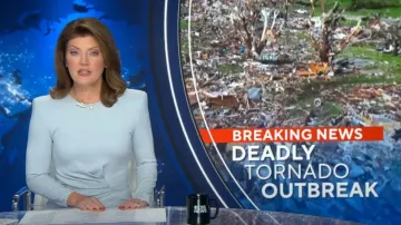 Giorgio Armani Robe en tricot en jersey drapé et fendu sur le devant portée par Norah O’Donnell telle que vue dans CBS Evening News le 22 mai 2024