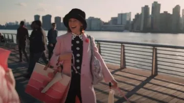 Alice + Olivia Chemisier en tricot à manches courtes à pois porté par Elsbeth Tascioni (Carrie Preston) comme on le voit dans Elsbeth (S01E10)