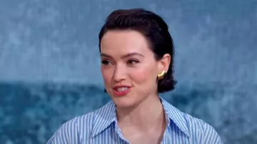 Pinzas para las orejas de techo Belperron usadas por Daisy Ridley como se ve en Good Morning America el 20 de mayo de 2024