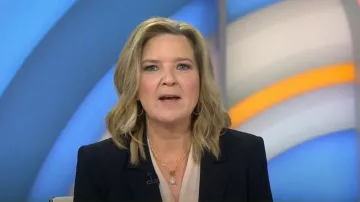 Cinq a Sept Khloé Blazer de manga fruncida usado por Christine Romans como se ve en Today el 24 de mayo de 2024