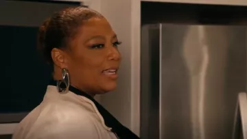 Boucles d’oreilles créoles Alexander McQueen Silvertone Chain portées par Robyn McCall (Queen Latifah) comme on le voit dans The Equalizer (S04E10)