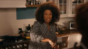Chemise Ripple Diagonal Whistles portée par Viola 'Vi' Marsette (Lorraine Toussaint) telle qu’on la voit dans The Equalizer (S04E10)