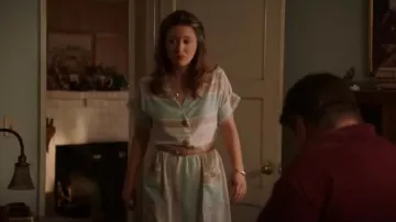 Sears Dolman Robe à rayures à manches courtes et ceinturée Printemps-Été 8 portée par Mary Cooper (Zoe Perry) comme on le voit dans Young Sheldon (S07E12)