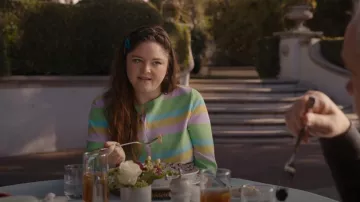 Collusion Plus Haut court découpé en tricot à imprimé rayé porté par Kayla (Megan Stalter) comme on le voit dans Hacks (S03E07)