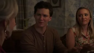 Chemise Henley en tricot gaufré marron pour homme portée par Georgie Cooper (Montana Jordan) telle qu’on la voit dans Young Sheldon (S07E12)