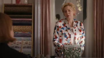 Rosetta Getty Camisa blanca con estampado de garabatos abstractos usada por Deborah Vance (Jean Smart) como se ve en Hacks (T03E07)