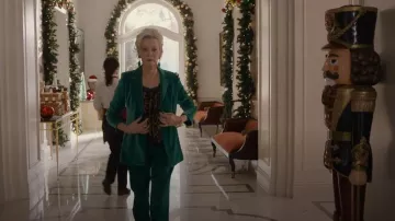 Camisola con detalles de encaje con estampado de leopardo de Dolce & Gabbana usada por Deborah Vance (Jean Smart) como se ve en Hacks (T03E07)