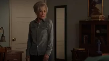Chemise western Ralph Lauren Slim Fit Chambray portée par Meemaw (Annie Potts) comme on le voit dans Young Sheldon (S07E13)