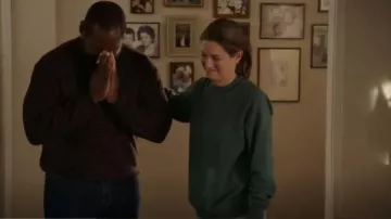 Sweat-shirt vintage en épicéa Mayo des années 1970 porté par Mary Cooper (Zoe Perry) tel qu’on le voit dans Young Sheldon (S07E13)