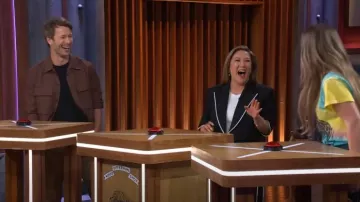 Sobrecamisa Zegna Oasi Lino usada por Glen Powell como se ve en The Kelly Clarkson Show el 24 de mayo de 2024