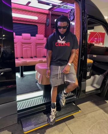 Dr. Martens Black 1460 DMXL Mega Lace Boots usado por Rob49 en la cuenta de Instagram @rob49up