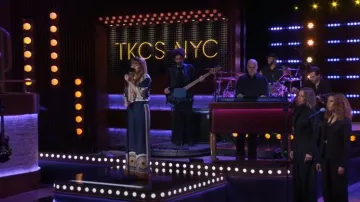 La DoubleJ Placee Printed Palazzo Pants usado por Kelly Clarkson como se ve en The Kelly Clarkson Show el 24 de mayo de 2024