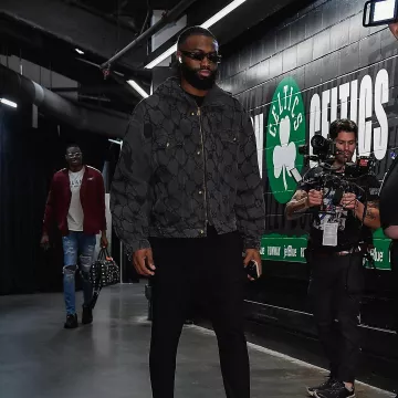 Louis Vuitton Veste en jean noire à imprimé résille Monogram portée par Jaylen Brown sur le compte Instagram @celtics