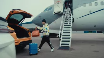 Pantalon de survêtement chromé coeurs noirs avec logo vertical porté par Central Cee dans CENTRAL CEE FT. LIL BABY - BAND4BAND (CLIP VIDÉO)