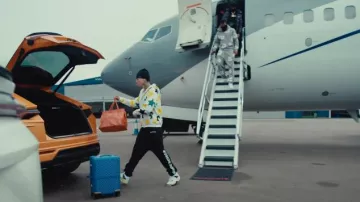 Sac Goyard Orange Hardy PM porté par Central Cee dans CENTRAL CEE FT. LIL BABY - BAND4BAND (CLIP VIDÉO)