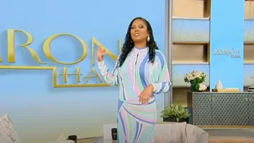 Caftan ceinturé en crêpe Pucci Very Vivara porté par Tamron Hall tel qu’il a été vu lors du défilé Tamron Hall le 27 mai 2024