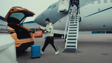 Valise Goyard Bourget PM bleu vif portée par Central Cee dans CENTRAL CEE FT. LIL BABY - BAND4BAND (CLIP VIDÉO)