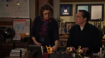 Silver Buffalo Dc Comics Flash Splatter Paint Logo Ceramic Mug porté par Amy Farrah Fowler (Mayim Bialik) comme on le voit dans Young Sheldon (S07E14)