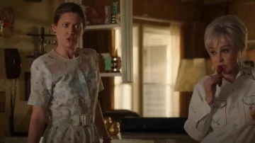Robe à fleurs pastel vintage portée par Mary Cooper (Zoe Perry) comme on le voit dans Young Sheldon (S07E14)