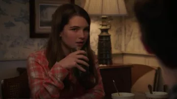 Chemise boutonnée légère à carreaux Mossimo portée par Missy Cooper (Raegan Revord) comme on le voit dans Young Sheldon (S07E14)