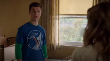 T-shirt Nasa Vintage Shuttle & Satellite porté par Sheldon Cooper (Iain Armitage) tel qu’on le voit dans Young Sheldon (S07E14)
