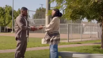 Max Mara Poncho à fermeture à boutons Sand Jez pour femmes porté par Grace James (Karimah Westbrook) comme on le voit dans All American (S06E09)