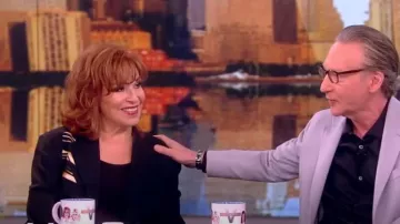 Cinq a Sept Roxie Striped Combo Crepe Blazer usado por Joy Behar como se ve en The View el 14 de mayo de 2024