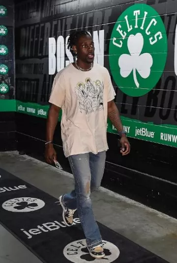 T-shirt imprimé 3 Saints beige porté par Jrue Holiday sur le compte Instagram @celtics