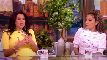 Oscar de la Renta Mini vestido recto bordado con flores usado por Ana Navarro como se ve en The View el 17 de mayo de 2024