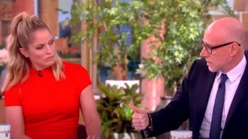 Mono de hombros fríos de Reiss Amari usado por Sara Haines como se ve en The View el 17 de mayo de 2024